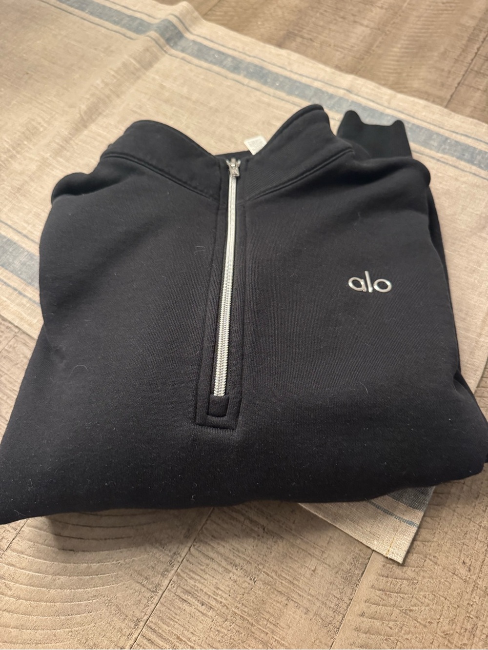 Women’s Alo 1/4 zip. Great condition.